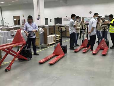 電動(dòng)高升程搬運(yùn)車交付使用，感謝廠家羅總親自跟客戶講解操作方法！